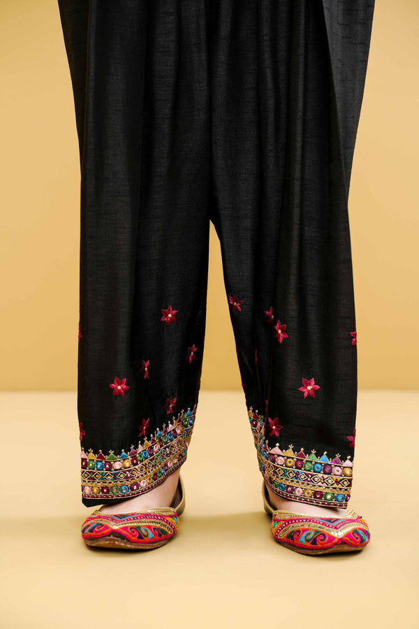 Formal,Party Wear,Semi Casual,Basic,Embroidered,Dyed Ladies,Trousers,Shalwar,Lowers,Pants,Culottes,Straight,Loose,Capri,Embroidery,Lace,Stitched,Women Clothing’S,Women Fashion Pakistan,Fashion Wear,Easten Wear,Latest Designs,Nishat Linen Summer 2023,Lawn Collection,Nishat Linen Summer 2023